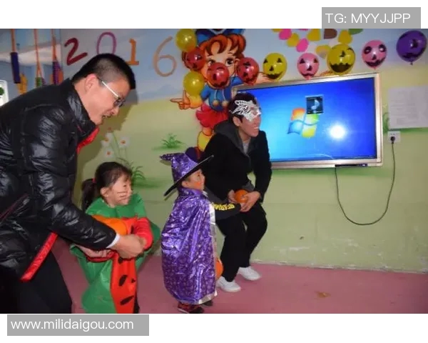 足球巨星的孩子们穿越万圣节魔法世界 展现创意与家庭欢乐时刻